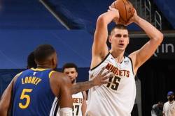Denver bez rešenja za Karija, Jokić na nivou, povreda Marija (video)
