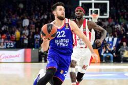 Efes čuva četvrto mesto, Barselona ga prati