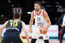 Efes nastavio gde je stao, Fenerbahče deklasiran